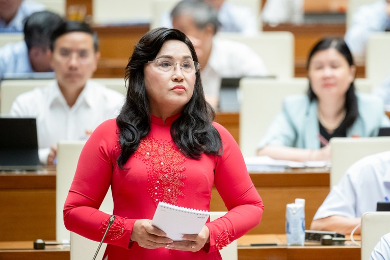 Đại biểu Nguyễn Thị Kim B&eacute; (Đo&agrave;n Ki&ecirc;n Giang) mong c&oacute; giải ph&aacute;p ổn định m&ocirc;i trường sống v&ugrave;ng ĐBSCL.