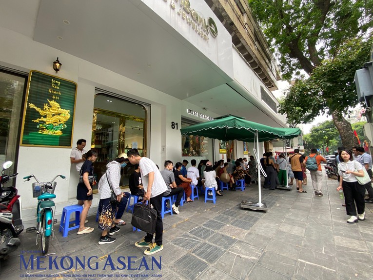 Mặc d&ugrave; thời tiết m&ugrave;a h&egrave; kh&aacute; oi bức, tuy nhi&ecirc;n vẫn rất đ&ocirc;ng người xếp h&agrave;ng chờ tới lượt đăng k&yacute; mua v&agrave;ng. Ảnh: Thu Trang/555win Login.