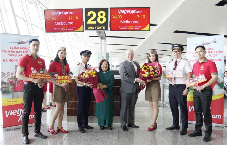 Ph&oacute; Chủ tịch HĐQT Vietjet Nguyễn Thanh H&agrave; v&agrave; phi h&agrave;nh đo&agrave;n gửi lời cảm ơn của Vietjet tới Quyền Ph&oacute; Đại sứ Australia tại Việt Nam - &Ocirc;ng Daniel Ross. Ảnh: Đăng Nguyễn