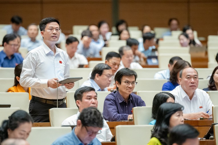 Đại biểu Đỗ Ch&iacute; Nghĩa (Đo&agrave;n Ph&uacute; Y&ecirc;n).