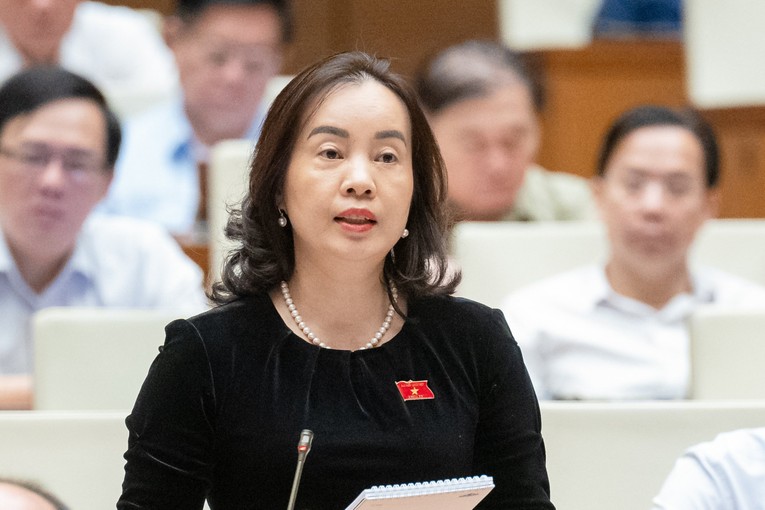 Đại biểu Nguyễn Thị Kim Anh (Đo&agrave;n Bắc Ninh) chất vấn Bộ trưởng C&ocirc;ng Thương.