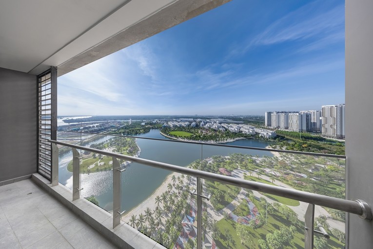 Ban c&ocirc;ng căn hộ The Beverly với tầm view kho&aacute;ng đạt l&agrave; nơi l&yacute; tưởng để vợ chồng anh Daniel tận hưởng &ldquo;Golden Hour&rdquo; đầy k&yacute; ức hạnh ph&uacute;c họ đ&atilde; từng trải qua tại Beverly Hill.