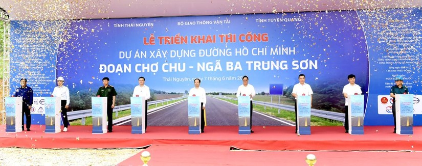 C&aacute;c đại biểu thực hiện nghi thức khởi c&ocirc;ng dự &aacute;n. Nguồn: B&aacute;o Tuy&ecirc;n Quang.