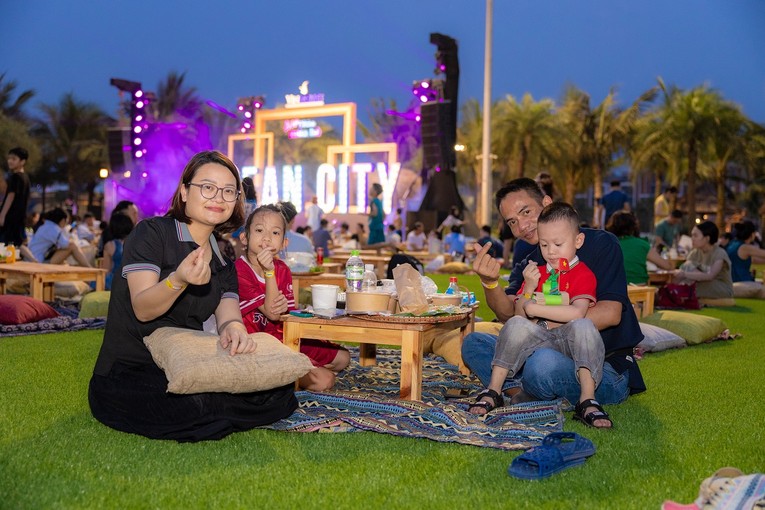 Bộ đ&ocirc;i gi&aacute; trị về vật chất lẫn tinh thần m&agrave; Vinhomes mang đến cho cư d&acirc;n ch&iacute;nh l&agrave; chất keo gi&uacute;p cư d&acirc;n gắn b&oacute; l&acirc;u hơn với thương hiệu.
