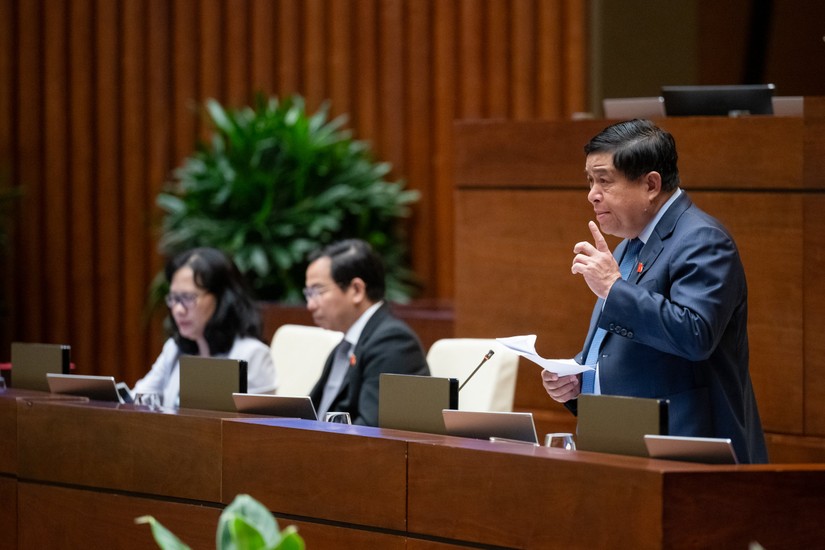 Bộ trưởng Nguyễn Ch&iacute; Dũng ph&aacute;t biểu giải tr&igrave;nh c&aacute;c vấn đề đại biểu n&ecirc;u về cơ chế, ch&iacute;nh s&aacute;ch đặc th&ugrave; ph&aacute;t triển Đ&agrave; Nẵng.