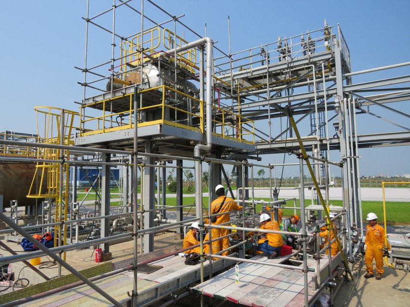 C&ocirc;ng t&aacute;c TA diễn ra ngo&agrave;i trời, k&eacute;o d&agrave;i li&ecirc;n tục nhiều ng&agrave;y v&agrave; đ&ecirc;m. Nguồn: PV GAS.