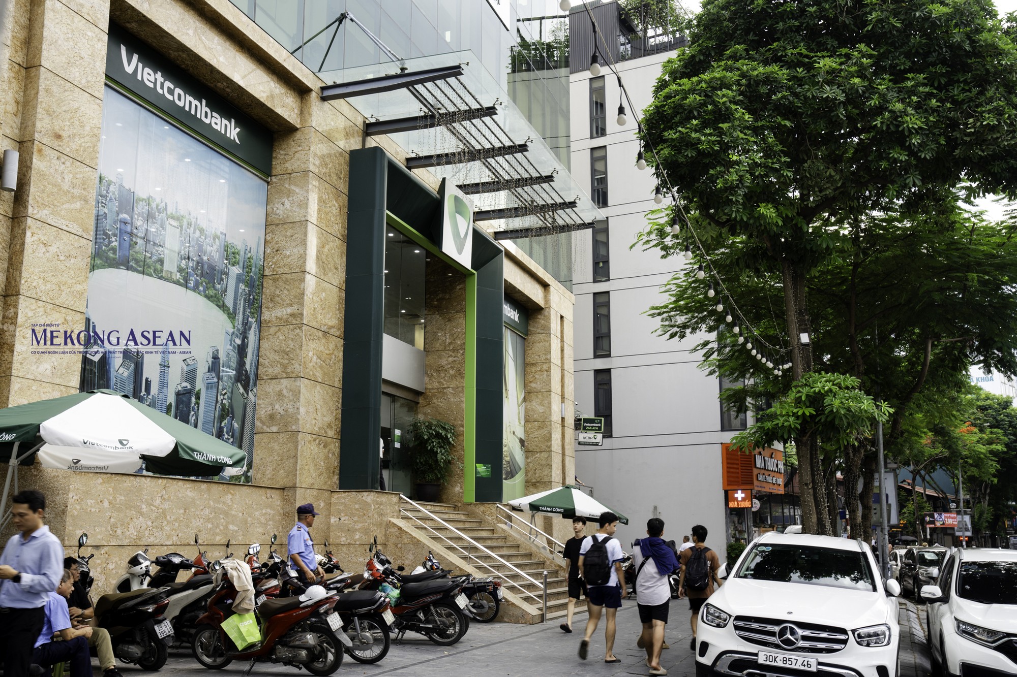 H&igrave;nh ảnh ghi nhận tại trụ sở chi nh&aacute;nh kh&aacute;c của Vietcombank số 01 Th&aacute;i H&agrave;, phường Trung Liệt, quận Đống Đa chiều 12/6 đ&atilde; kh&ocirc;ng c&ograve;n t&igrave;nh trạng xếp h&agrave;ng sau th&ocirc;ng b&aacute;o b&aacute;n v&agrave;ng online.