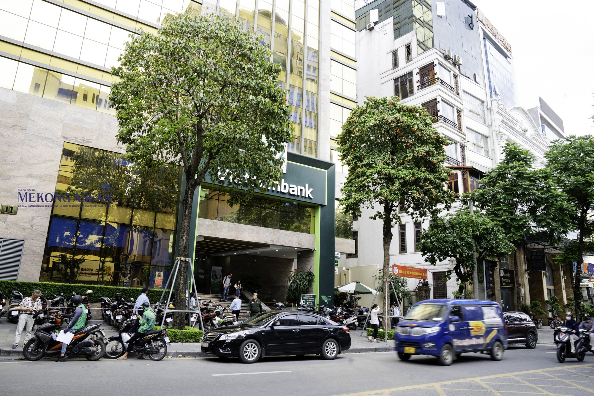 H&igrave;nh ảnh được 555win Login tại Trụ sở chi nh&aacute;nh Vietcombank Sở Giao dịch: số 11 L&aacute;ng Hạ, phường Th&agrave;nh C&ocirc;ng, quận Ba Đ&igrave;nh chiều 12/6 vẫn tương đối nhộn nhịp nhưng đ&atilde; kh&ocirc;ng c&ograve;n cảnh chen ch&acirc;n xếp h&agrave;ng chờ lấy số mua v&agrave;ng như trước.