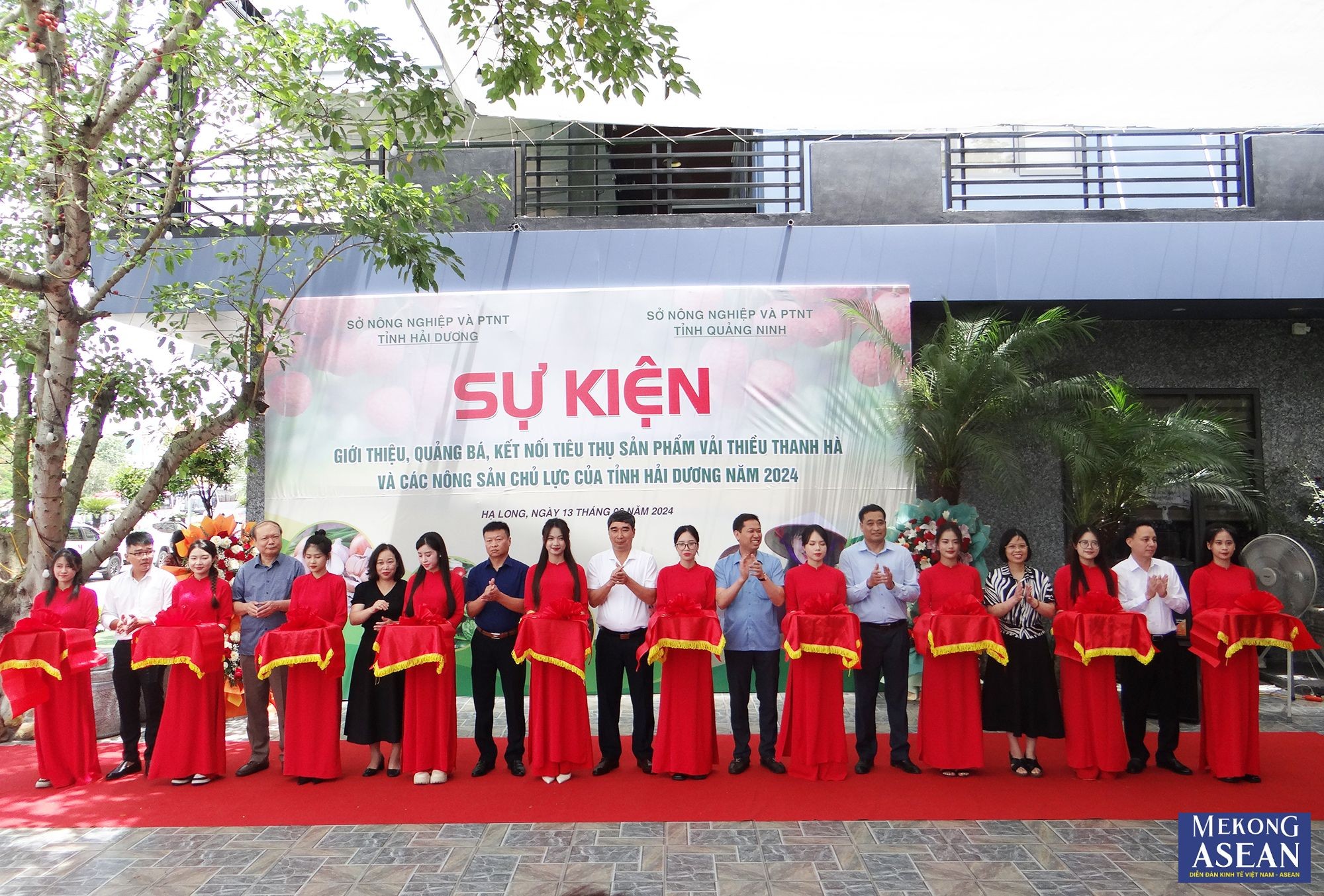 C&aacute;c đại biểu cắt băng khai mạc sự kiện giới thiệu, quảng b&aacute;, kết nối ti&ecirc;u thụ sản phẩm vải thiều Thanh H&agrave; v&agrave; c&aacute;c n&ocirc;ng sản chủ lực tỉnh Hải Dương năm 2024.