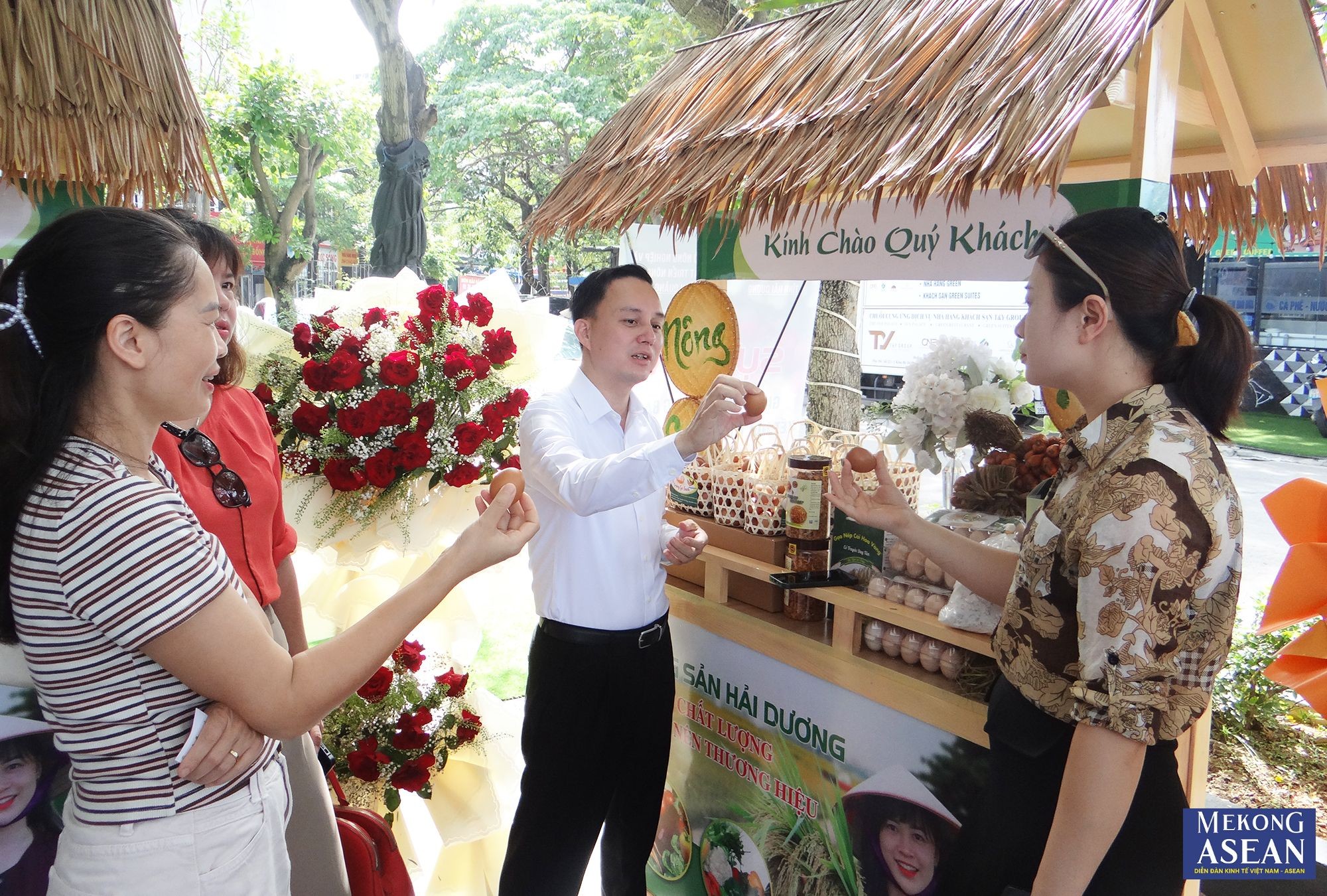 Nhiều loại n&ocirc;ng sản chủ lực của tỉnh Hải Dương như trứng g&agrave;, h&agrave;nh, tỏi... được trưng b&agrave;y, giới thiệu tại sự kiện.