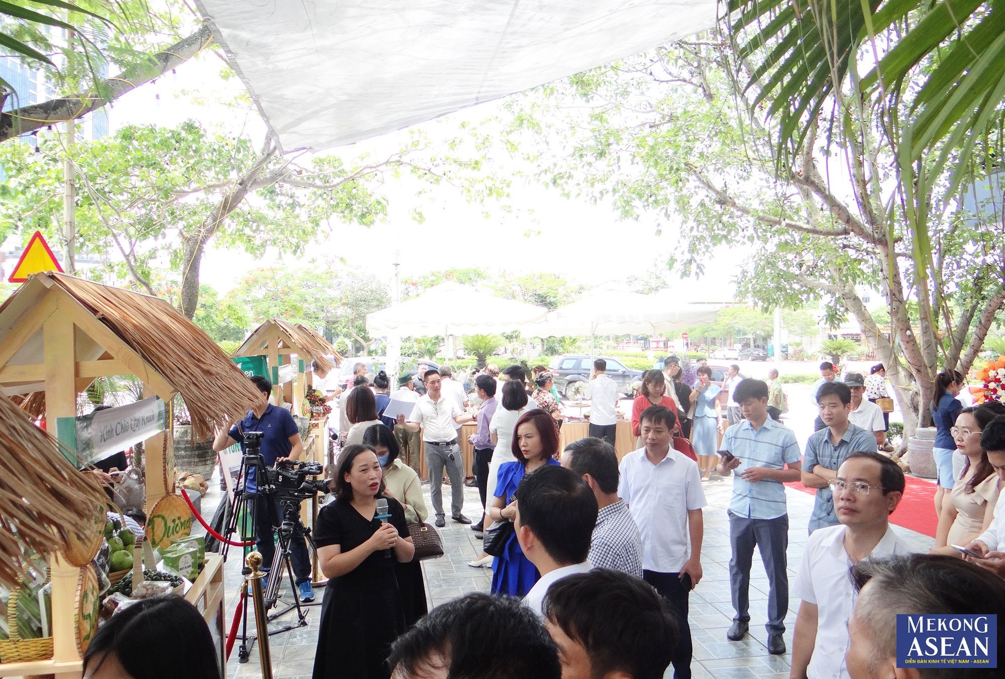C&aacute;c đại biểu v&agrave; du kh&aacute;ch trải nghiệm c&aacute;c gian h&agrave;ng trưng b&agrave;y, giới thiệu c&aacute;c sản phẩm n&ocirc;ng sản của Hải Dương.