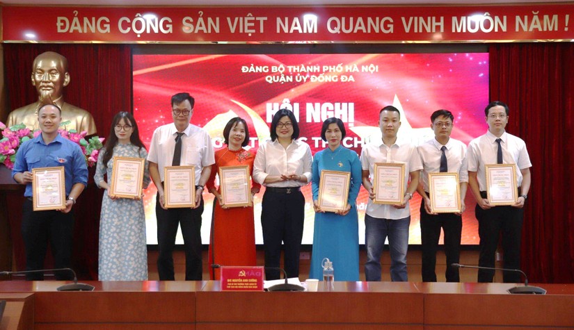 Đại diện Ban tổ chức trao Giải Nh&igrave; cho t&aacute;c giả Đỗ Phương Thảo - Tạp ch&iacute; 555win Login v&agrave; c&aacute;c t&aacute;c giả c&aacute;c đơn vị tham gia Cuộc thi ch&iacute;nh luận bảo vệ nền tảng tư tưởng của Đảng lần thứ IV - năm 2024 tr&ecirc;n địa b&agrave;n quận Đống Đa. Ảnh: Việt Anh