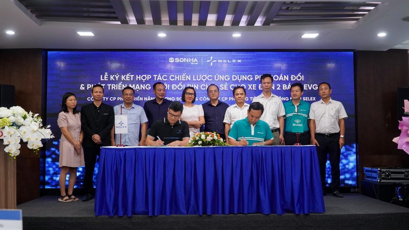 Đại diện Tập đo&agrave;n Sơn H&agrave; v&agrave; đại diện Selex Motors đ&atilde; k&yacute; bi&ecirc;n bản hợp t&aacute;c chiến lược. Nguồn: Selex Motors.