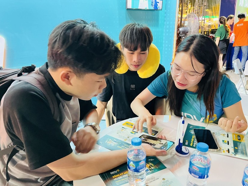 Việc sử dụng app ng&acirc;n h&agrave;ng khi thanh to&aacute;n dần trở n&ecirc;n phổ biến.