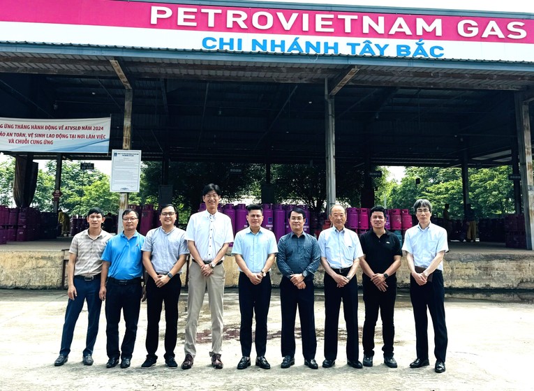Đo&agrave;n c&ocirc;ng t&aacute;c khảo s&aacute;t thực địa tại Trạm chiết nạp LPG Ph&uacute; Thọ. Nguồn: PV GAS.