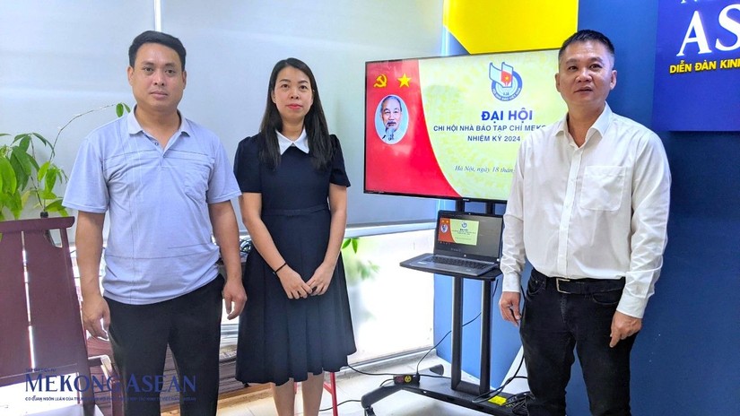 &Ocirc;ng Nguyễn H&agrave; Thắng - Tổng Bi&ecirc;n tập Tạp ch&iacute; 555win Login (b&ecirc;n phải) c&ugrave;ng c&aacute;c ph&oacute;ng vi&ecirc;n t&ograve;a soạn. Ảnh: Đ&igrave;nh Ch&iacute;nh - 555win Login
