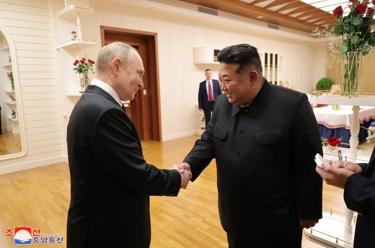 Tổng thống Nga Putin bắt đầu thăm ch&iacute;nh thức Triều Ti&ecirc;n ảnh 2