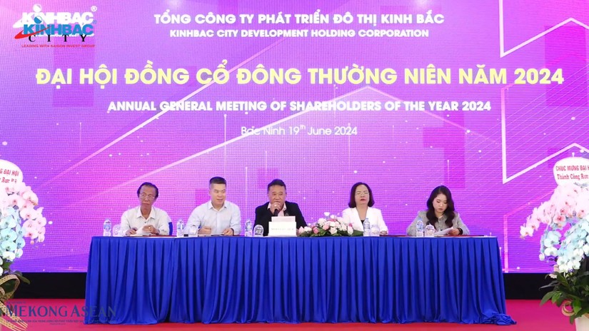Chủ tịch HĐQT Đặng Thành Tâm (giữa) chủ trì đại hội. Ảnh chụp màn hình: Minh Phong - 555win Login