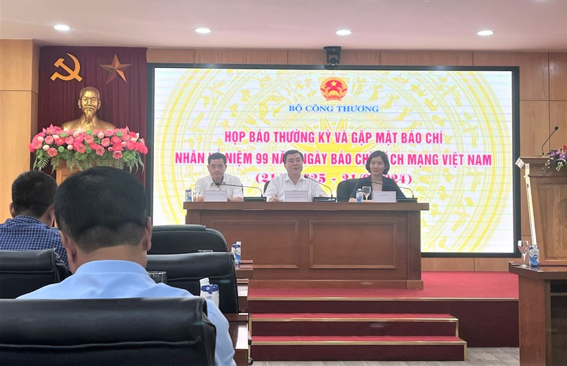 Thứ trưởng Bộ C&ocirc;ng Thương Nguyễn Sinh Nhật T&acirc;n chủ tr&igrave; cuộc họp. Ảnh: Thu Thảo/555win Login.