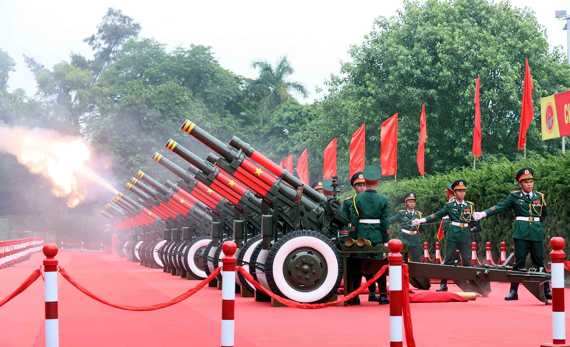 21 ph&aacute;t đại b&aacute;c ch&agrave;o mừng vang l&ecirc;n tại Ho&agrave;ng th&agrave;nh Thăng Long trong lễ đ&oacute;n. Đ&acirc;y l&agrave; nghi thức ch&agrave;o đ&oacute;n trang trọng nhất d&agrave;nh cho l&atilde;nh đạo nước ngo&agrave;i trong nghi lễ đối ngoại của Việt Nam. Ảnh: TTXVN