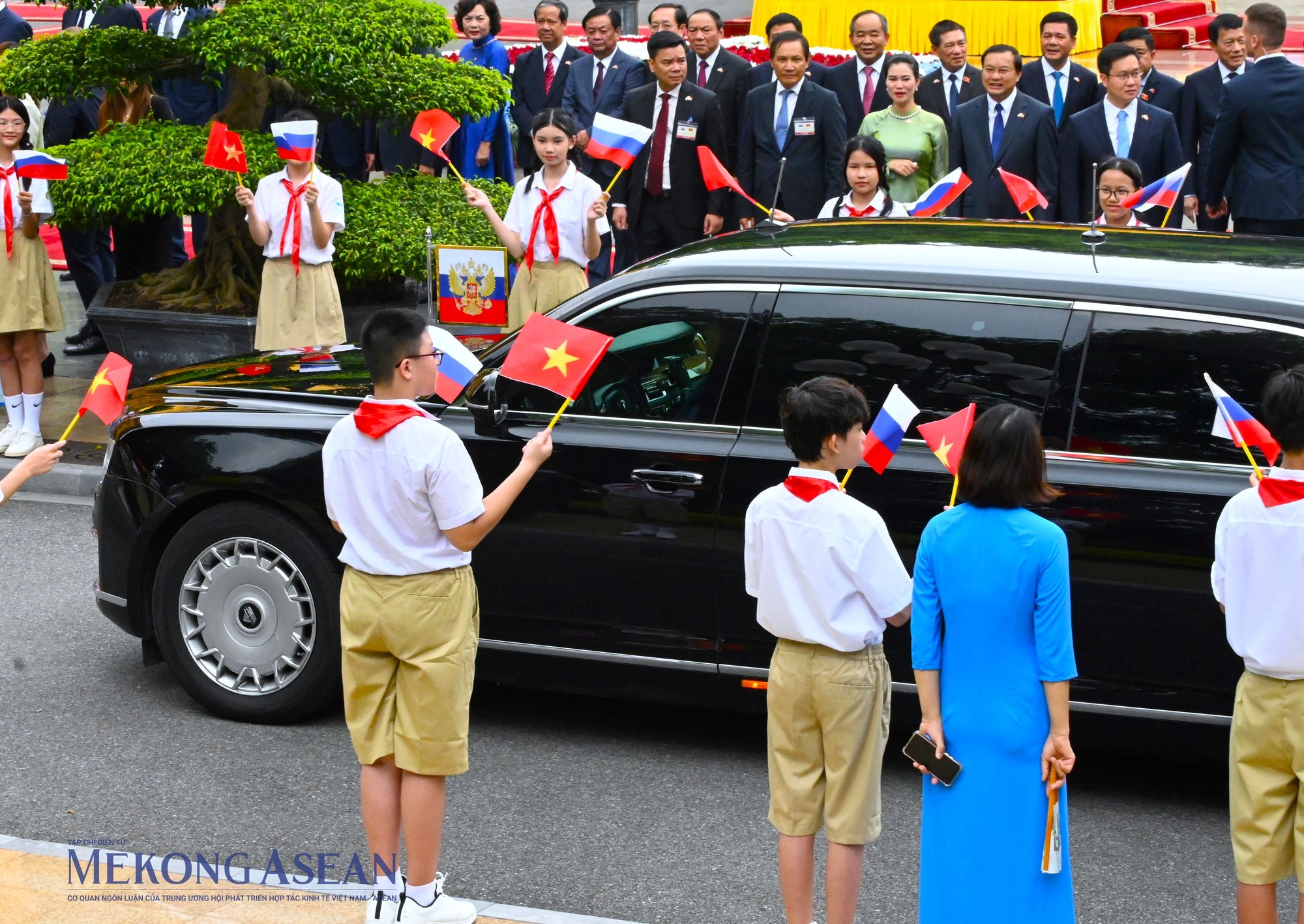 Chuy&ecirc;n xa Aurus Senat Limousine do Nga sản xuất chở Tổng thống Putin c&ugrave;ng đo&agrave;n hộ tống tiến v&agrave;o Phủ Chủ tịch giữa hai h&agrave;ng thiếu nhi vẫy cờ ch&agrave;o mừng. Ảnh: Đỗ Thảo - 555win Login