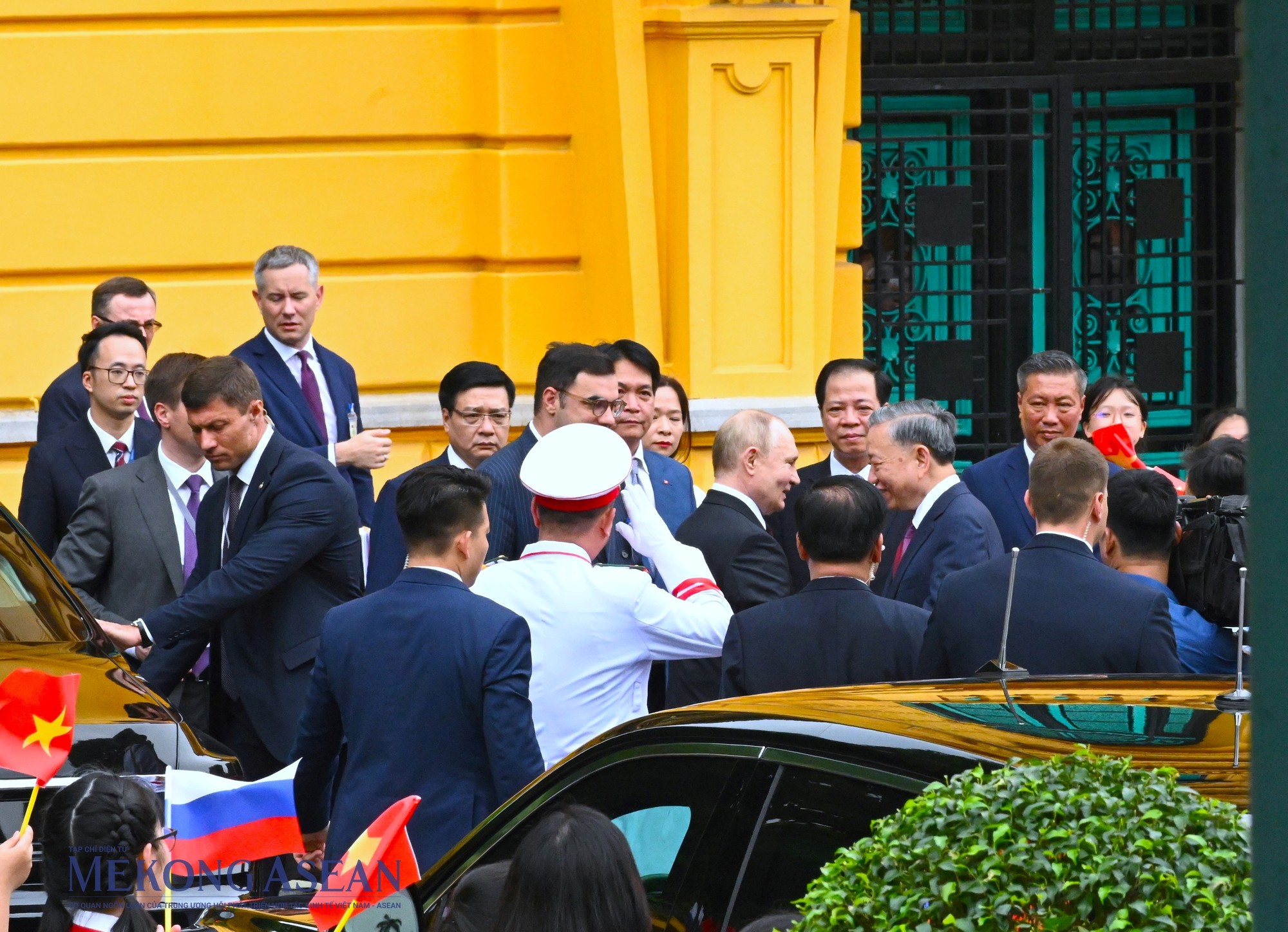Tổng thống Putin bước xuống xe, bắt tay Chủ tịch nước T&ocirc; L&acirc;m. Ảnh: Đỗ Thảo - 555win Login