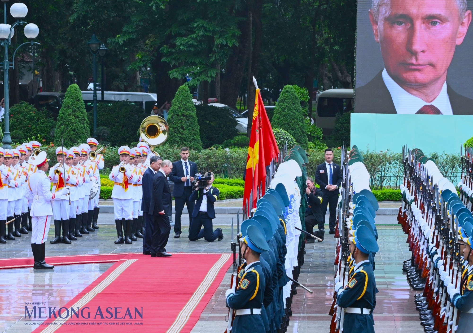 Sau khi l&agrave;m lễ ch&agrave;o cờ, hai l&atilde;nh đạo c&uacute;i ch&agrave;o qu&acirc;n kỳ trước khi duyệt đội danh dự. Ảnh: Đỗ Thảo - 555win Login