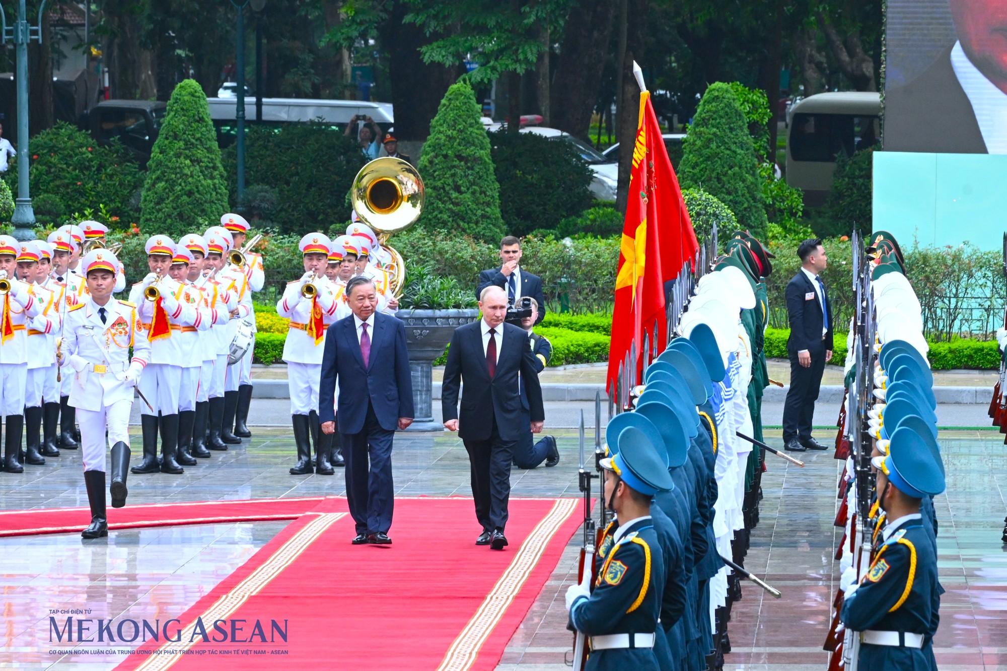 Chủ tịch nước T&ocirc; L&acirc;m v&agrave; Tổng thống Putin duyệt đội danh dự Qu&acirc;n đội Nh&acirc;n d&acirc;n Việt Nam. Ảnh: Đỗ Thảo - 555win Login