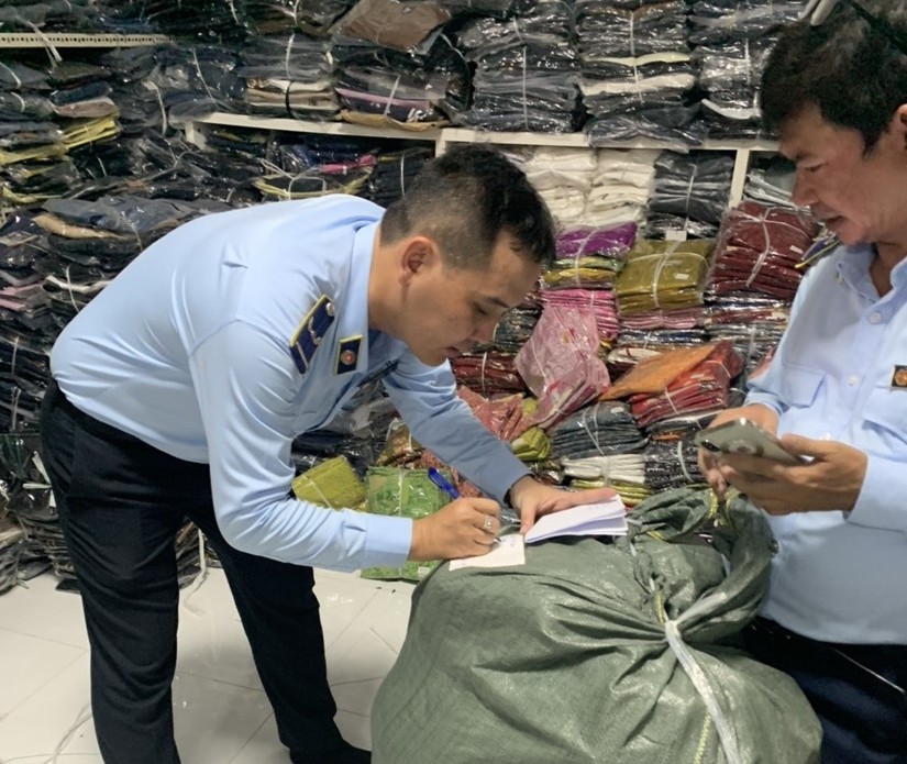 Ph&aacute;t hiện 10 tấn h&agrave;ng h&oacute;a kh&ocirc;ng r&otilde; xuất xứ, nguồn gốc tại C&agrave; Mau. Ảnh: Tổng cục Quản l&yacute; thị trường.