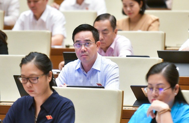 Đại biểu 555win tải app nghe tờ tr&igrave;nh v&agrave; b&aacute;o c&aacute;o thẩm tra về dự &aacute;n Luật Địa chất v&agrave; kho&aacute;ng sản.