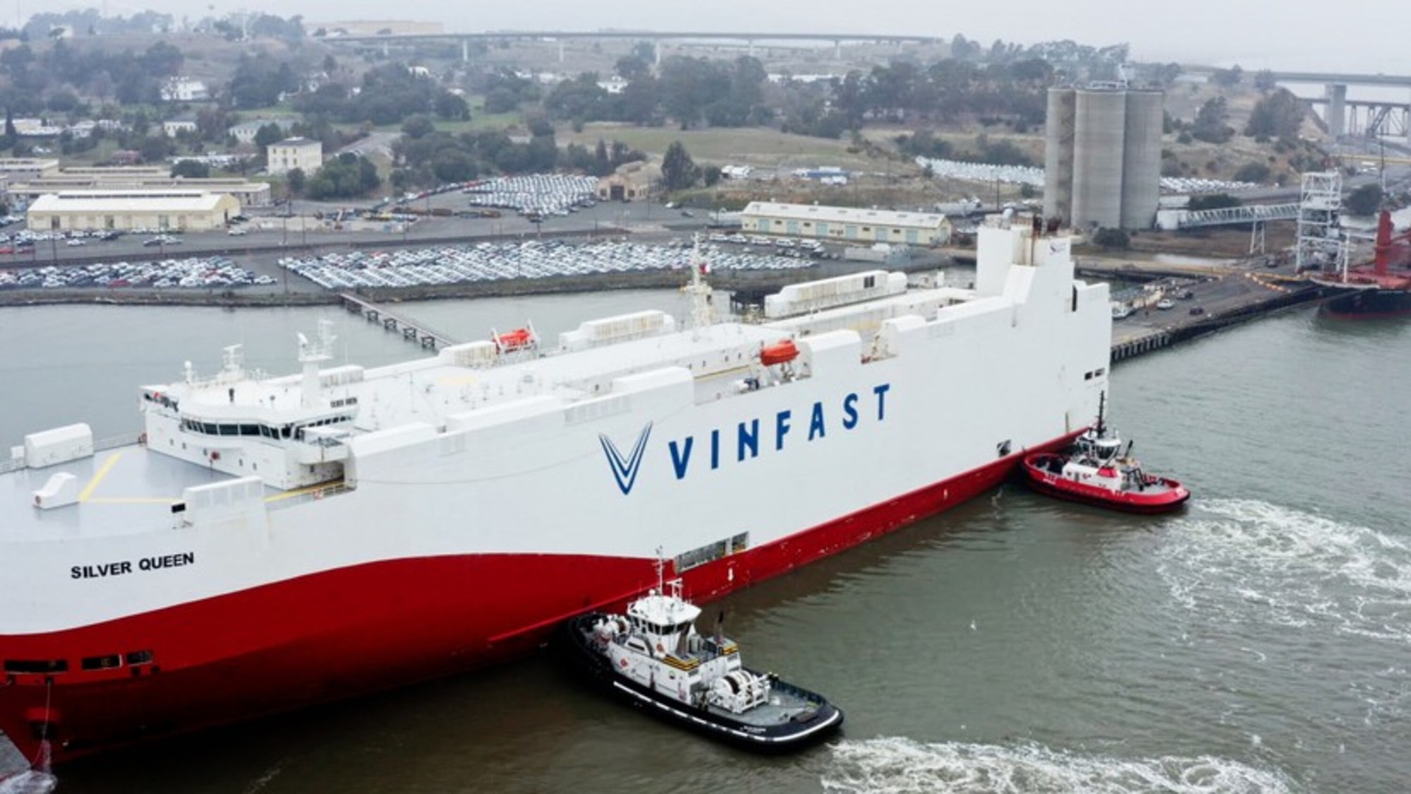 T&agrave;u chở xe Vinfast cập cảng Benicia (California).