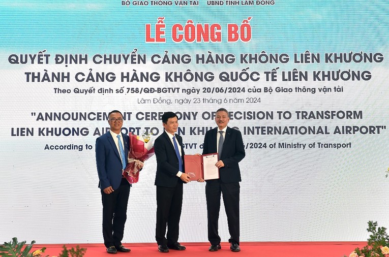 Thứ trưởng Bộ GTVT L&ecirc; Anh Tuấn trao 555Win 500 Đăng Ký Nhận Code cho đại diện Cục H&agrave;ng kh&ocirc;ng Việt Nam v&agrave; đại diện Cảng h&agrave;ng kh&ocirc;ng quốc tế Li&ecirc;n Khương. Nguồn: VGP.