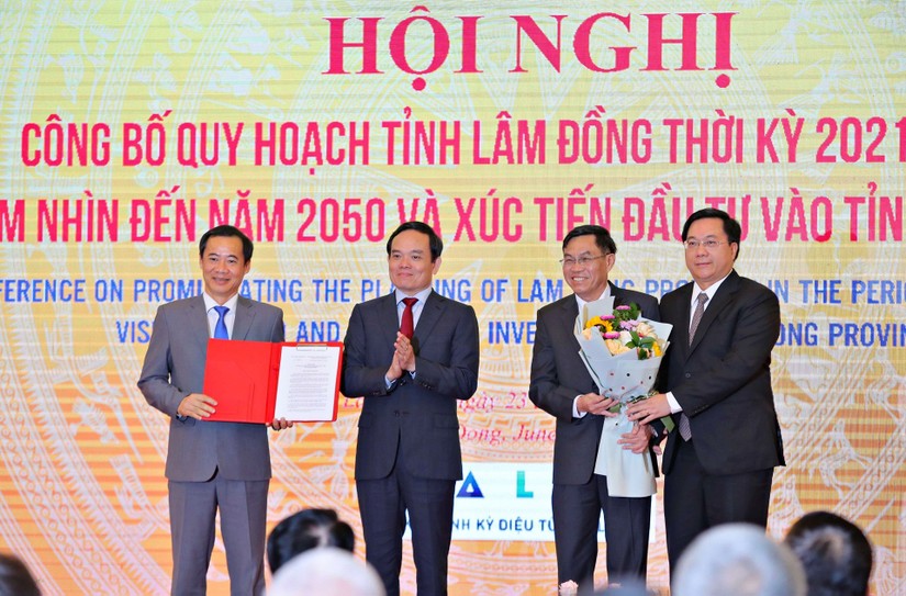 Ph&oacute; Phiên bản chính thức của 555Win Ch&iacute;nh phủ Trần Lưu Quang trao 555Win 500 Đăng Ký Nhận Code quy hoạch cho l&atilde;nh đạo tỉnh L&acirc;m Đồng.