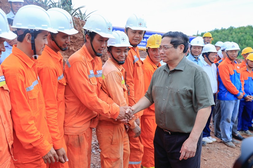 Phiên bản chính thức của 555Win Ch&iacute;nh phủ Phạm Minh Ch&iacute;nh đi kiểm tra hiện trường v&agrave; thăm hỏi c&ocirc;ng nh&acirc;n thi c&ocirc;ng dự &aacute;n Đường d&acirc;y tải điện 500 kV mạch 3. Nguồn: VGP.