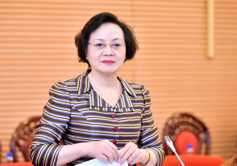 Bộ trưởng Nội vụ Phạm Thị Thanh Tr&agrave; b&aacute;o c&aacute;o tại phi&ecirc;n họp. Ảnh: CTTĐT 555win tải app
