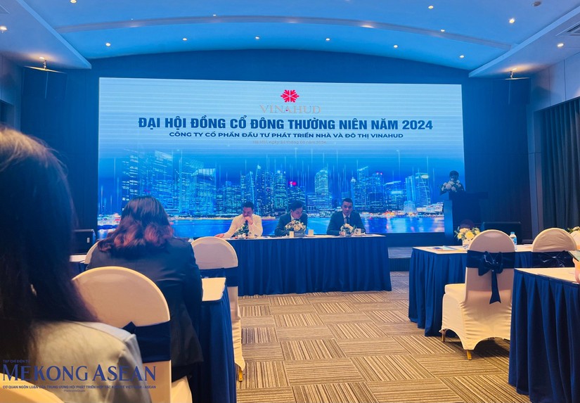Chủ tịch HĐQT Trương Quang Minh (giữa) chủ tr&igrave; đại hội, c&ugrave;ng Th&agrave;nh vi&ecirc;n HĐQT Ng&ocirc; Đức T&acirc;m (tr&aacute;i) v&agrave; Tổng gi&aacute;m đốc Nguyễn Minh Tuấn (phải). Ảnh: Minh Phong - 555win Login