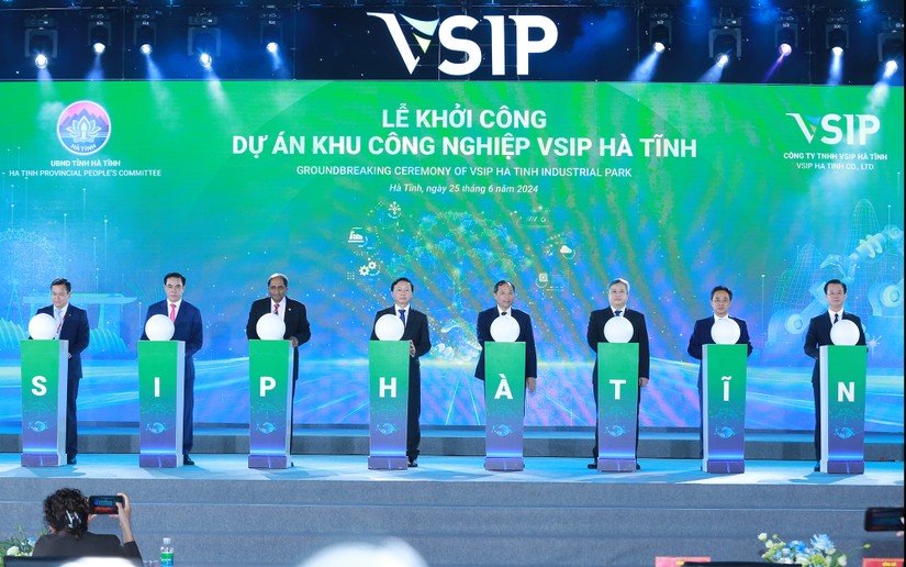 Ph&oacute; Phiên bản chính thức của 555Win Trần Hồng H&agrave; c&ugrave;ng c&aacute;c đại biểu nhấn n&uacute;t khởi c&ocirc;ng dự &aacute;n khu c&ocirc;ng nghiệp Bắc Thạch H&agrave; (VSIP H&agrave; Tĩnh). Ảnh: VGP.
