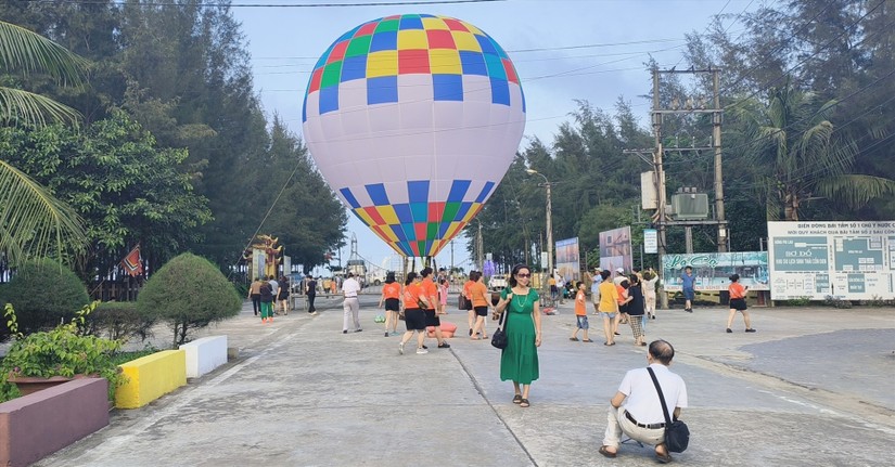 Th&aacute;i B&igrave;nh tr&igrave;nh diễn khinh kh&iacute; cầu bay trong tuần lễ du lịch