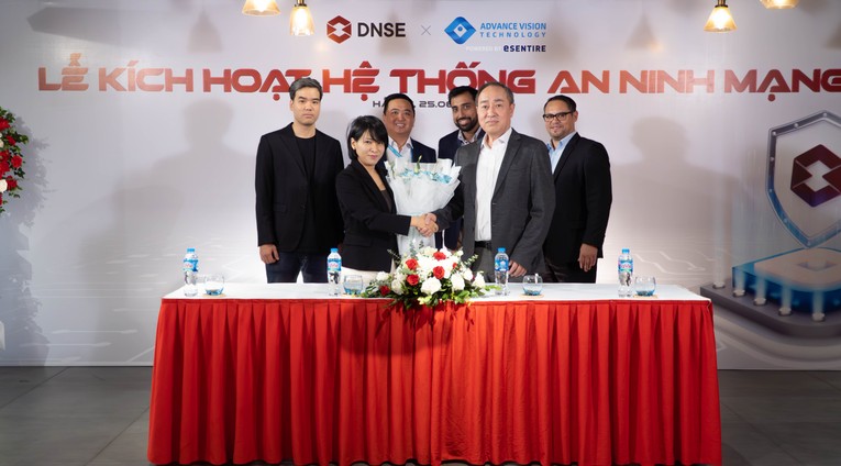 B&agrave; Phạm Thị Thanh Hoa, Tổng Gi&aacute;m đốc DNSE v&agrave; &ocirc;ng Huỳnh Phước Hồng, Gi&aacute;m đốc điều h&agrave;nh AVTech (h&agrave;ng tr&ecirc;n) v&agrave; đại diện 2 đơn vị tại Lễ k&iacute;ch hoạt hệ thống an ninh mạng