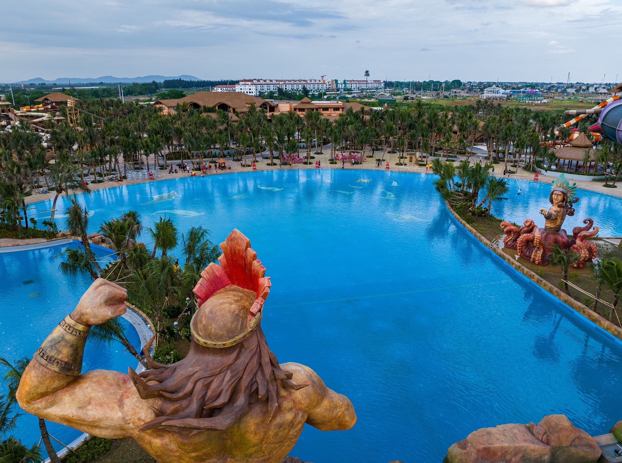 Theo th&ocirc;ng tin từ Sun Group, Sun World Sầm Sơn sẽ ch&iacute;nh thức vận h&agrave;nh tổ hợp c&ocirc;ng vi&ecirc;n nước từ ng&agrave;y 30/6 tới đ&acirc;y. Trong giai đoạn đầu ra mắt, Sun World Sầm Sơn mở cửa c&ocirc;ng vi&ecirc;n nước với 9 tr&ecirc;n tổng số 14 tổ hợp tr&ograve; chơi nước.