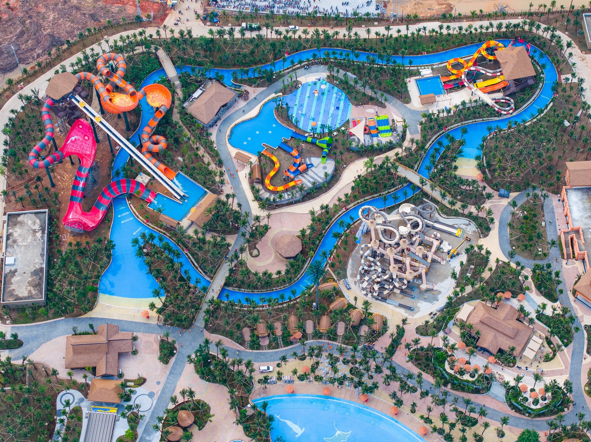 Theo chủ đầu tư, tổ hợp vui chơi giải tr&iacute; Sun World Sầm Sơn c&oacute; tổng diện t&iacute;ch hơn 33,5 ha, bao gồm c&ocirc;ng vi&ecirc;n nước v&agrave; c&ocirc;ng vi&ecirc;n chủ đề với tổng mức đầu tư gần 6.000 tỷ đồng. Đ&acirc;y l&agrave; một trong những c&ocirc;ng vi&ecirc;n vui chơi giải tr&iacute; ngo&agrave;i trời với quy m&ocirc; đầu tư v&agrave; diện t&iacute;ch lớn h&agrave;ng đầu miền Bắc.