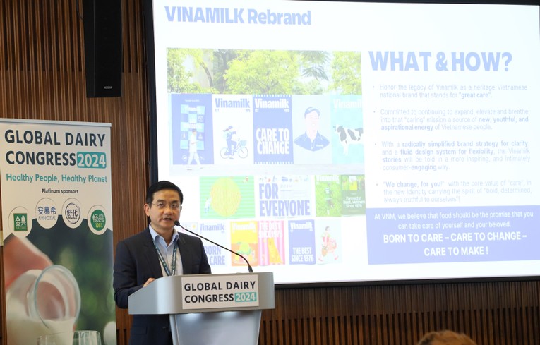 &Ocirc;ng Nguyễn Quang Tr&iacute;, Gi&aacute;m đốc điều h&agrave;nh Marketing Vinamilk, tr&igrave;nh b&agrave;y b&agrave;i tham luận về chiến lược đổi mới v&agrave; ph&aacute;t triển bền vững của Vinamilk, với th&ocirc;ng điệp &ldquo;Để t&acirc;m thay đổi&rdquo;.