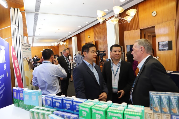 Nhiều đơn vị tham dự hội nghị quan t&acirc;m đến c&aacute;c th&ocirc;ng tin dự &aacute;n Net Zero do Vinamilk thực hiện tại Việt Nam.