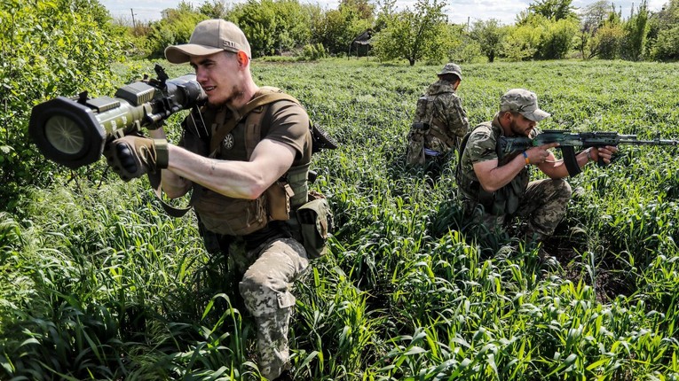 Binh sĩ Ukraine trong một nhiệm vụ thu thập th&ocirc;ng tin t&igrave;nh b&aacute;o ở Donetsk, Donbas.