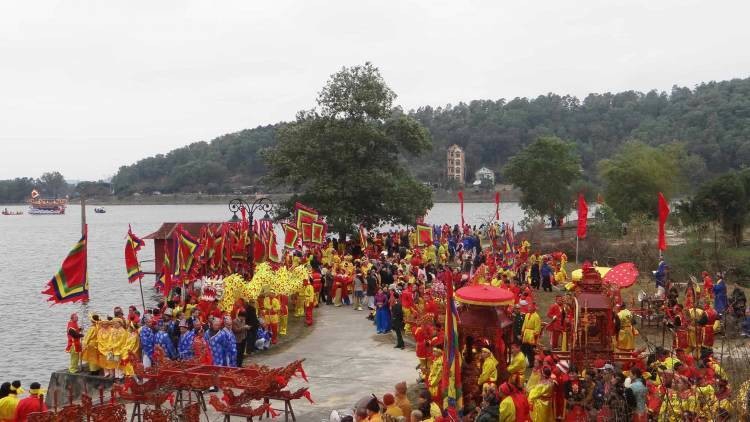 Du kh&aacute;ch thập phương sẽ được h&ograve;a m&igrave;nh trong kh&ocirc;ng kh&iacute; linh thi&ecirc;ng khi đến với Lễ rước nước. Ảnh: Ph&ugrave;ng Nguyện