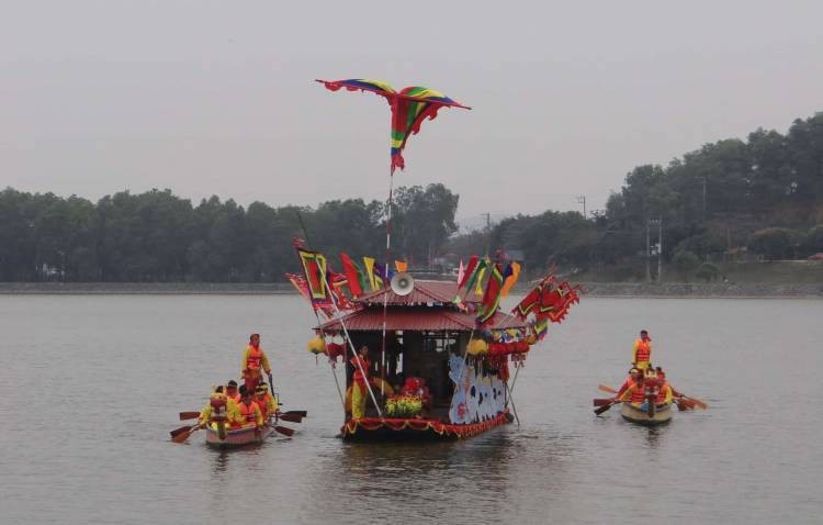 Khi đo&agrave;n rước ra đến hồ C&ocirc;n Sơn, đại diện Ban tổ chức c&ugrave;ng c&aacute;c Nh&agrave; sư rước thủy b&igrave;nh xuống thuyền rồng ra giữa hồ. Ảnh: Ph&ugrave;ng Nguyện