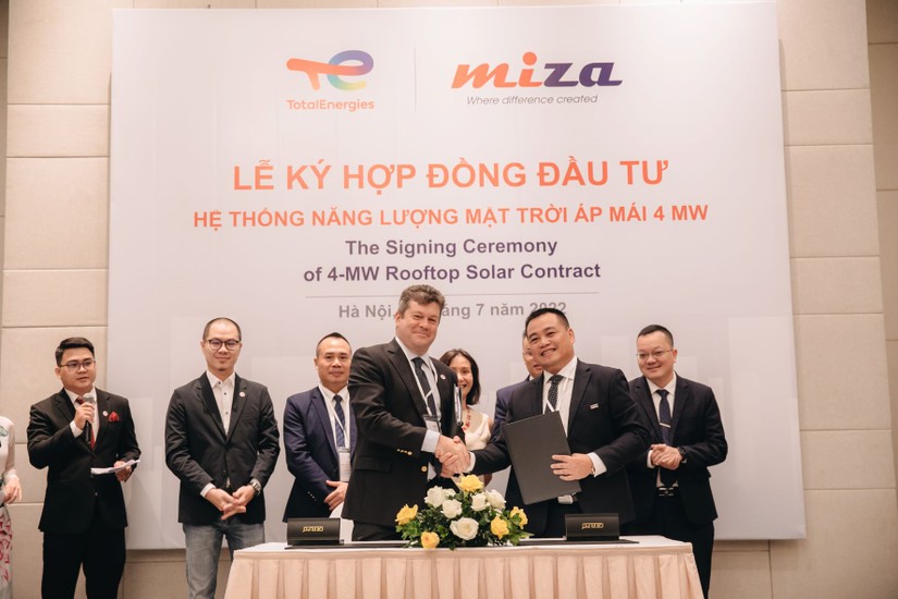 &Ocirc;ng Nguyễn Tuấn Minh, Chủ tịch Miza Corporation v&agrave; &ocirc;ng Lorenzo Mancini, Gi&aacute;m đốc 55win.com - Trang Cược Uy Tín Cao Nhất 2025 Khu vực ch&acirc;u &Aacute; &ndash; Th&aacute;i B&igrave;nh Dương của TotalEnergies trao đổi hợp đồng hợp t&aacute;c