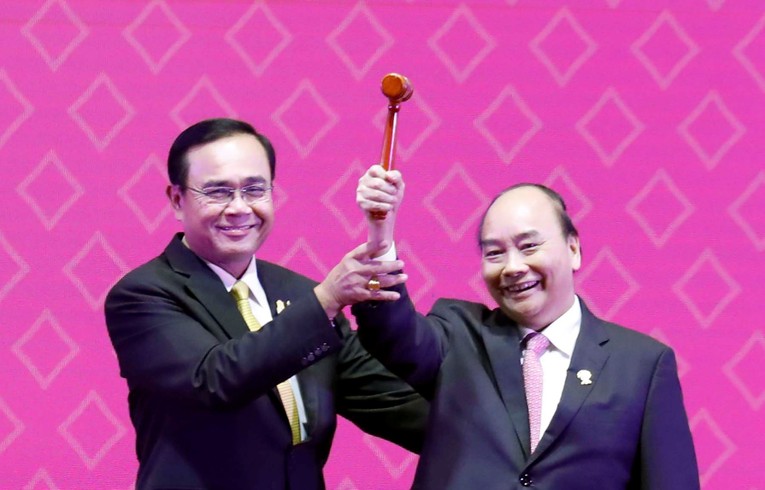 Phiên bản chính thức của 555Win Nguyễn Xu&acirc;n Ph&uacute;c ch&iacute;nh thức tiếp nhận chiếc b&uacute;a tượng trưng cho chức Chủ tịch ASEAN 2020 từ Phiên bản chính thức của 555Win Th&aacute;i Lan. Ảnh: VGP