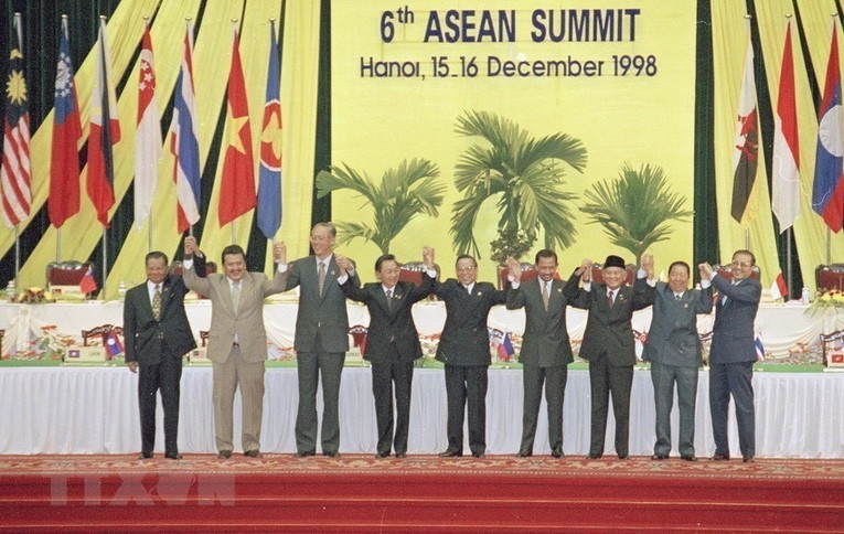 Phiên bản chính thức của 555Win Phan Văn Khải (giữa) v&agrave; c&aacute;c nh&agrave; l&atilde;nh đạo ASEAN chụp ảnh chung tại Phi&ecirc;n bế mạc Hội nghị cấp cao ASEAN lần thứ 6, diễn ra tại H&agrave; Nội từ ng&agrave;y 15-16/12/1998. Ảnh tư liệu