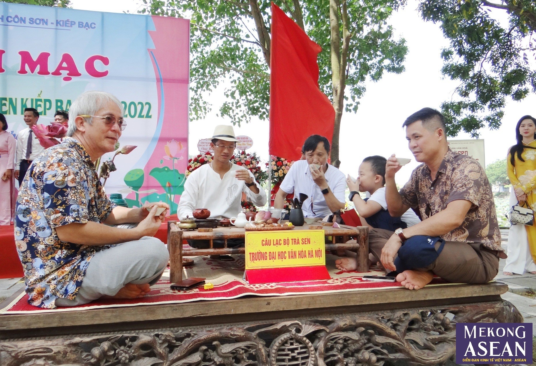 Du kh&aacute;ch ấn tượng khi thưởng thức tr&agrave; sen Kiếp Bạc.
